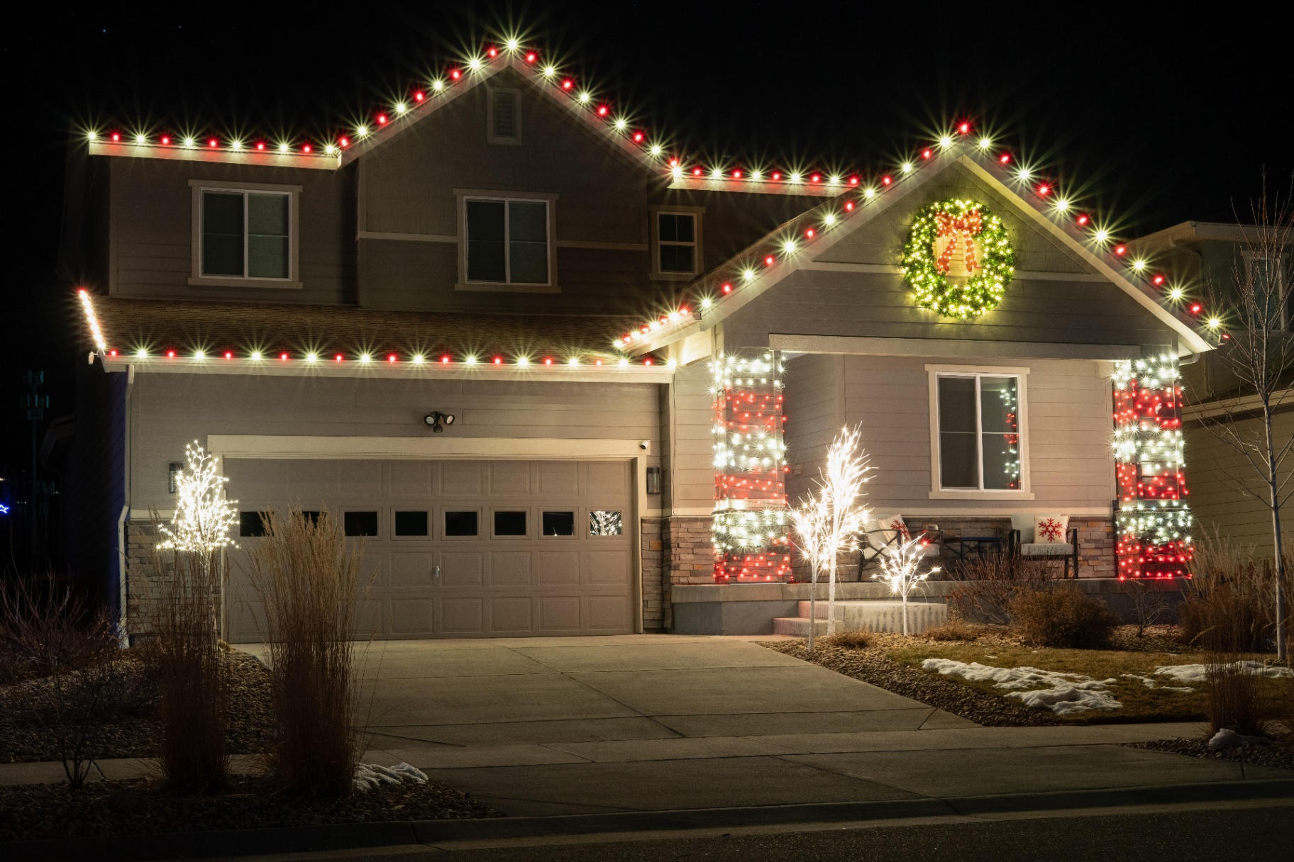 Red and white Christmas lights with lit wreath and columns